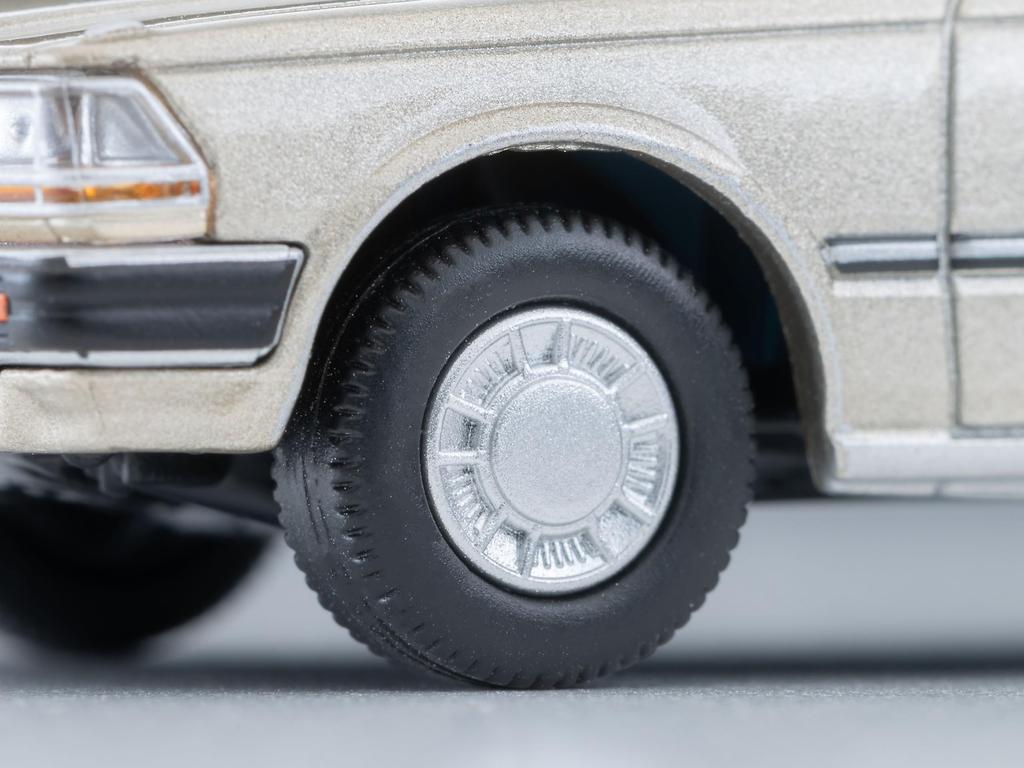 TOMYTEC Tomica Limited Vintage Neo Scale Nissan Gloria Wagon V20E GL Yellowish Silver 1991 Model 336181 1/64 LV-N244b (Finished Model)