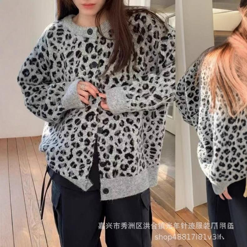 Two-color leopard print sweater jacket 1011 Korean autumn and winter outer knitted cardigan design single-breasted top