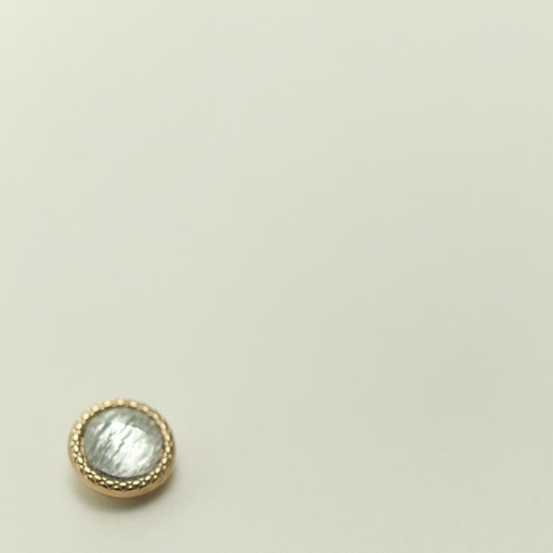 

Вязаный кардиган-свитер в ретро-стиле с воротником, пуговицами под черепаху и темными глазами