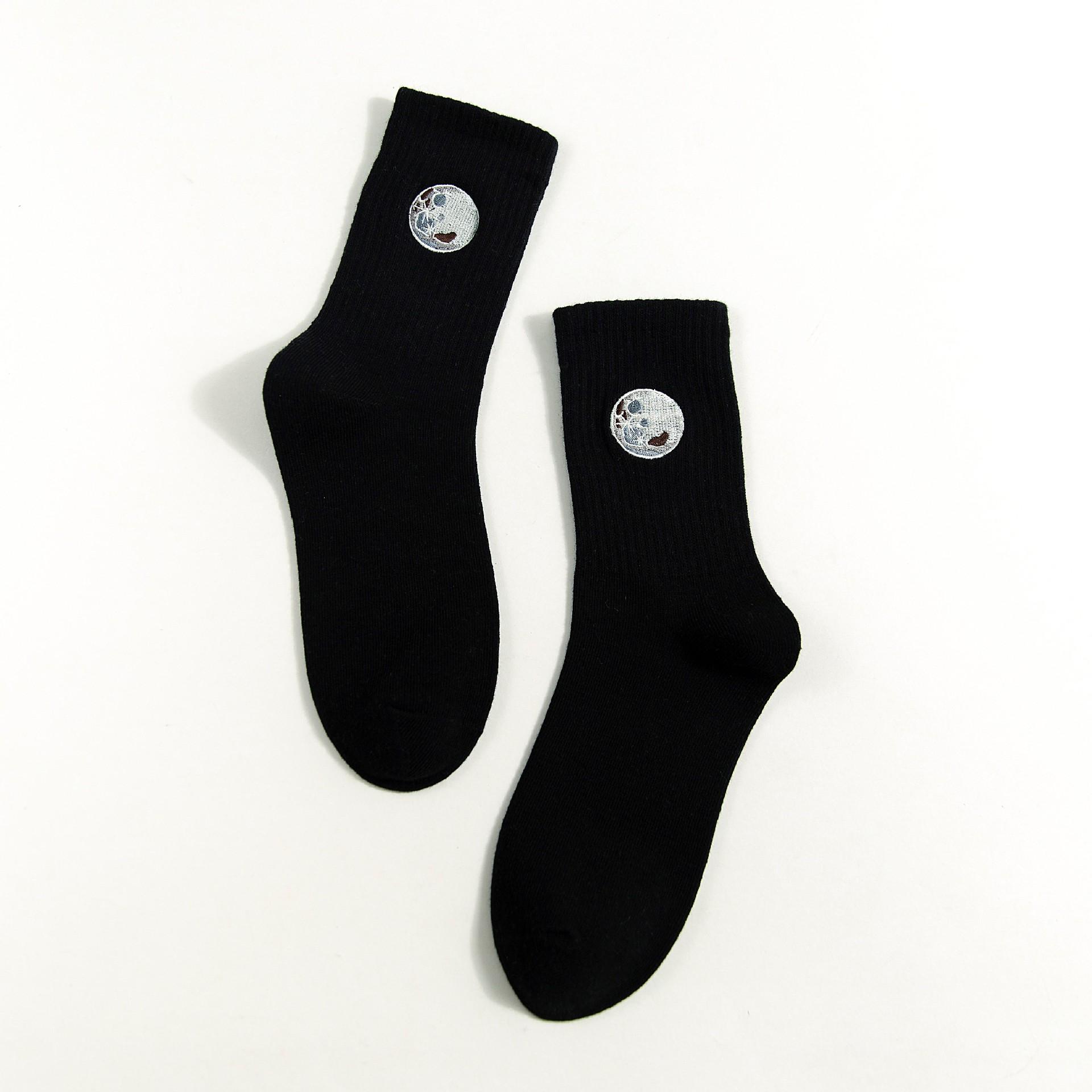 Trendy Women s Planet Embroidery Mid-Calf Cotton Socks - Korean Academy Style One Size чёрный
