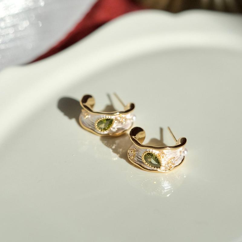 C-shaped Retro Palace Style Ear Clip for Women - No Piercing Needed