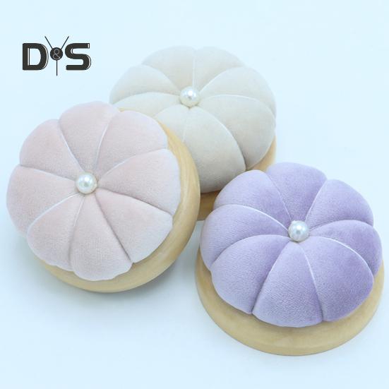 Gefülltes Nadelkissen, kürbisförmiges Nähnadelkissen, Flanell-Nadelkissen mit Holzsockel für Nähprojekte, DIY-Handwerk