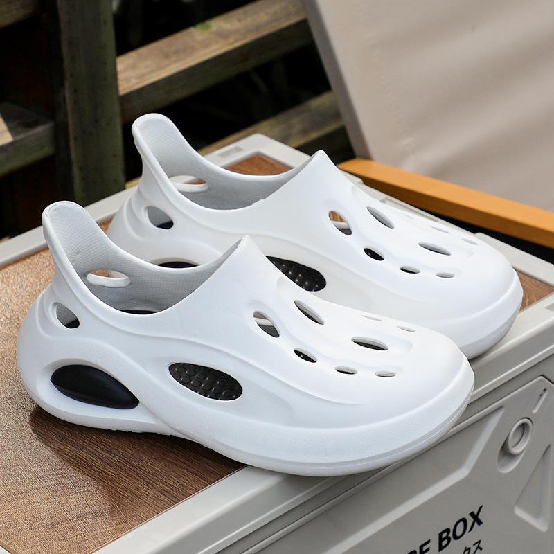 Men's Outdoor Slippers Are Lightweight and Durable Beach Shoes for Couples. Men's Sandals Are Suitable for Wearing Outside Slippers