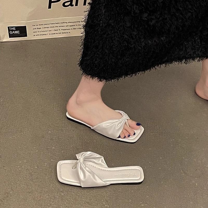 A New Style of Casual and Versatile Beach Shoes for Women Featuring Flat Flip-flops