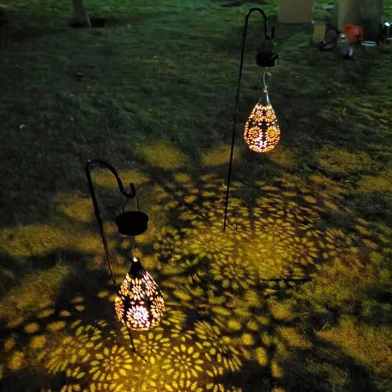 Outdoorlaterne IP44 Durchbrochene Eisenkunst Wasserdicht Lichtsteuerung Solarbetrieben Dekorative Projektionsleuchte