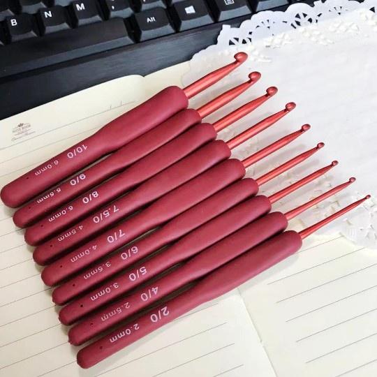 

9Pcs Red Crochet Hooks Ergonomic Crochet Hook Set Soft Touch Aluminum Crochet Needle for Arthritic Hands Crochet Kit for Beginne