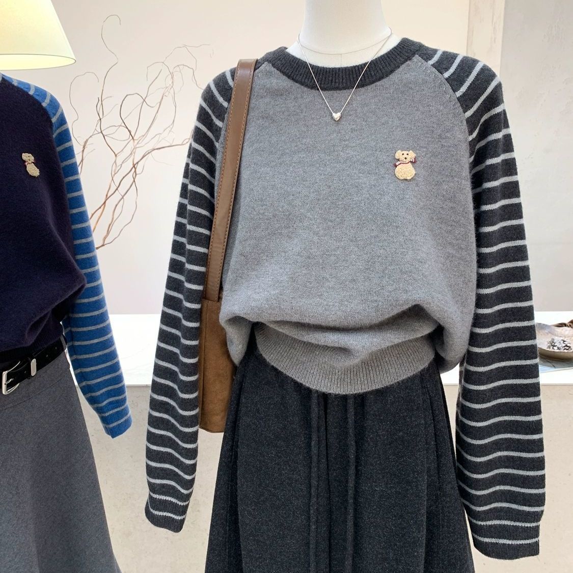 

Вязаный топ в корейском стиле для женщин Осень Зима Полосатый Вышитый Свободный Свитер Базовая Рубашка S серый