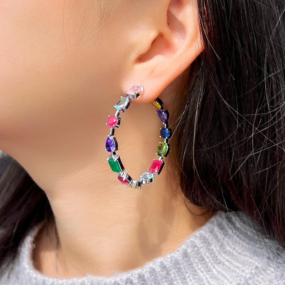 Boucles d'oreilles anneaux C de luxe Lumière Arc-en-ciel Rêve Design Couleur Bonbon Cœur Cristal Zircon Boucles d'oreilles Irrégulières
