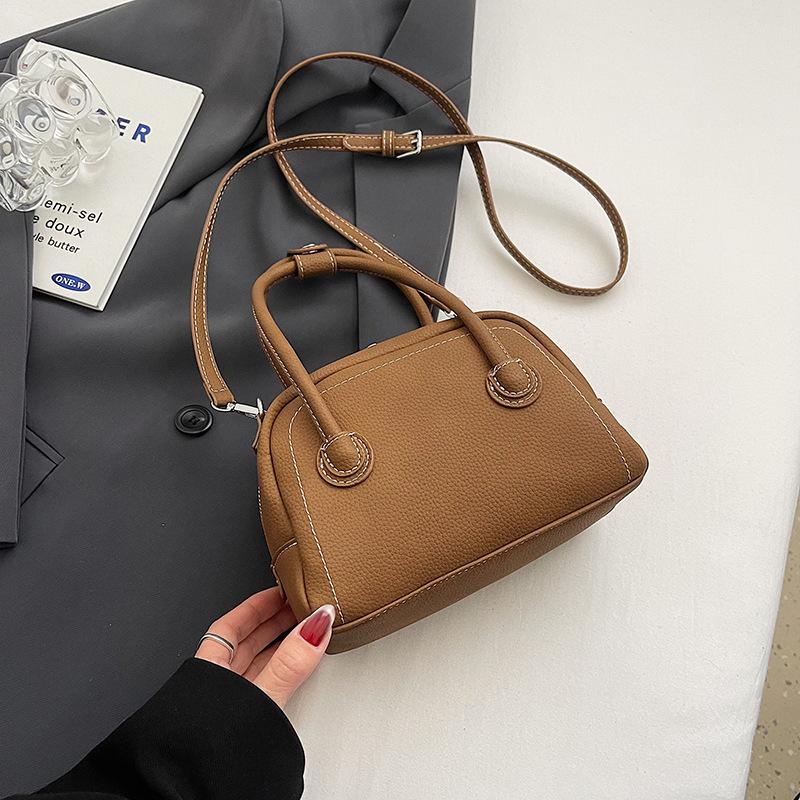 Small bag women's retro new fashion niche design shoulder messenger bag portable pillow bag