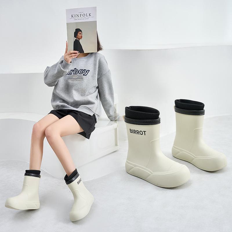 Medium tube rain shoes women wear fashion water shoes soft sole non-slip rubber shoes waterproof camping rain boots