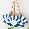 Rustikale Wanddekoration aus Holz im Küstenstil mit maritimen Strandmotiven, hängendem Ornament aus Juteseil, Seesternen, Meeresfischen und Segelboot – die perfekte Wanddekoration für Ihr Zimmer.