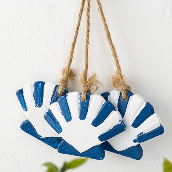 Rustikale Wanddekoration aus Holz im Küstenstil mit maritimen Strandmotiven, hängendem Ornament aus Juteseil, Seesternen, Meeresfischen und Segelboot – die perfekte Wanddekoration für Ihr Zimmer.