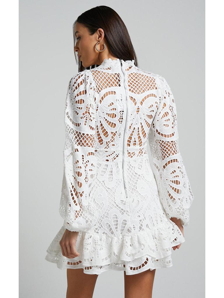 Evropské a americké večerní šaty áčkového střihu se stojáčkem, lucernovými rukávy, volánovým detailem a krajkou rozpustnou ve vodě