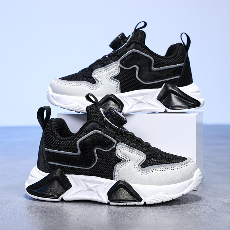 

Детские кроссовки Four Seasons 2024 года для мальчиков, модные вращающиеся кнопки, дышащие, для детей среднего возраста и девочек, кроссовки для бега на открытом воздухе, одинарные 28 yards inner length 17.8cm черный серый