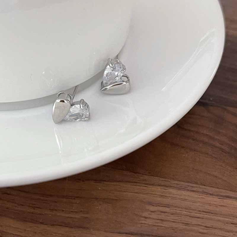 Korean High-End Heart Stud Earrings: Simple Retro Design for Women, Perfect for Best Friend Gifts