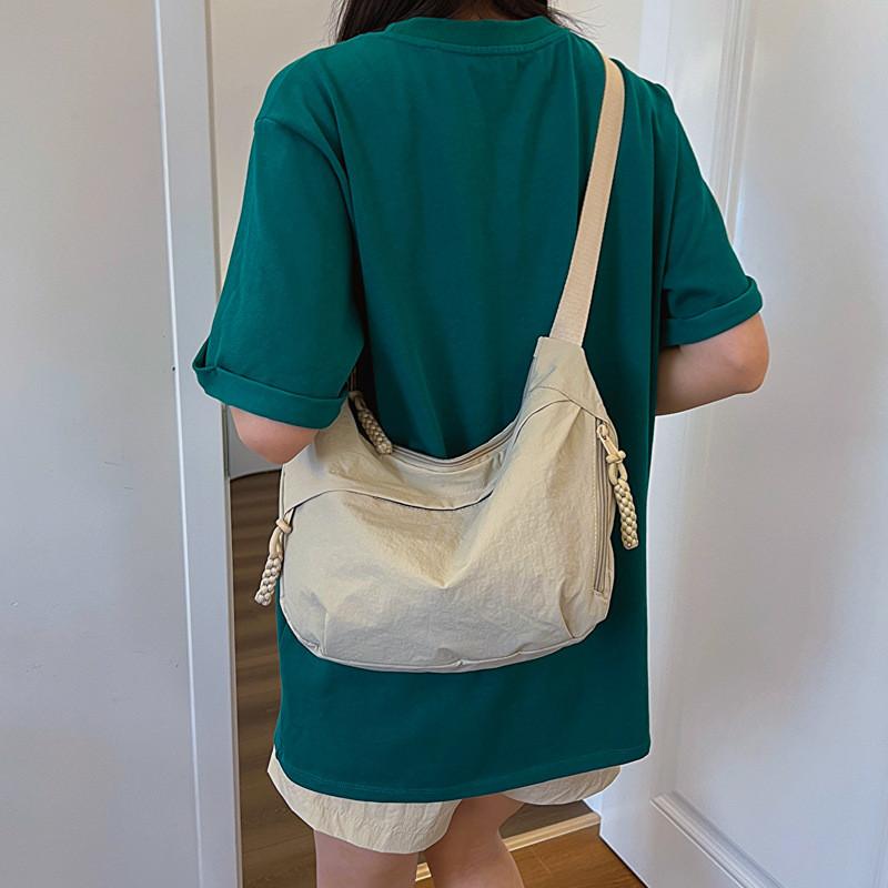 Japanese Fashion Large Capacity Shoulder Bag With Zipper Closure For Daily Use