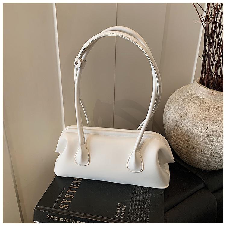 

2025 новая высококлассная сумка-багет под мышкой большой вместимости нишевого дизайна сумка на длинном плечевом ремне белый