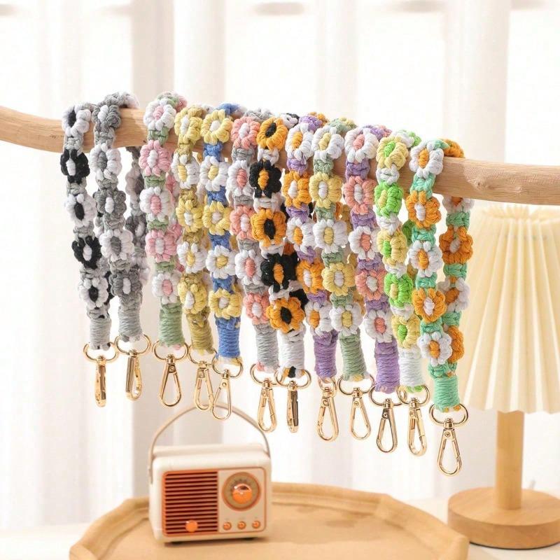 Braccialetto a margherita bohémien all'uncinetto fatto a mano, multiuso come cordino portachiavi e corda per manico borraccia. Carino accessorio Y2K, ottimo per fare un regalo.