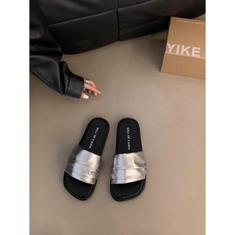 

Flat-bottomed silver cool slippers for women s summer wear 2025 women s new models with skirts French style going out on the beach 40