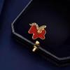 Mode Broche Cheval Rouge Nouvel An Broche Exquise Cheval du Zodiaque Pin Pour Femmes Hommes Accessoire Corsage revers Costume Tempérament Cadeau