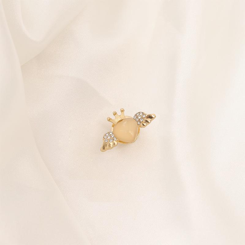 

Элегантная брошь-булавка в виде жемчужной бабочки – изысканный аксессуар для одежды