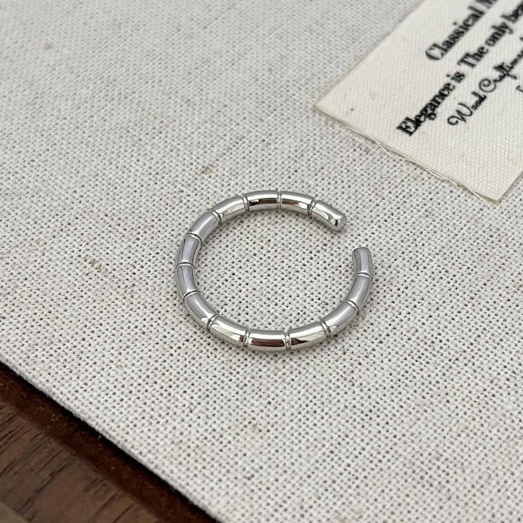 Eleganter offener Bambusring: Glatte, klassische und vielseitige Eleganz für einen minimalistischen Touch