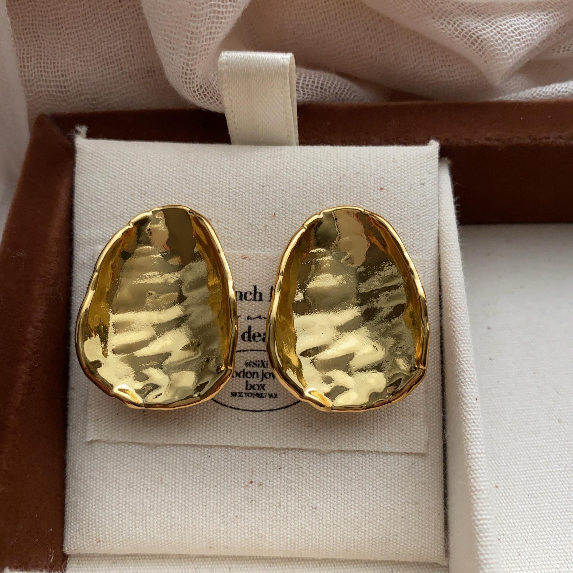 

Simple irregular texture disc earrings stud earrings design cold wind temperament advanced retro pleated earrings