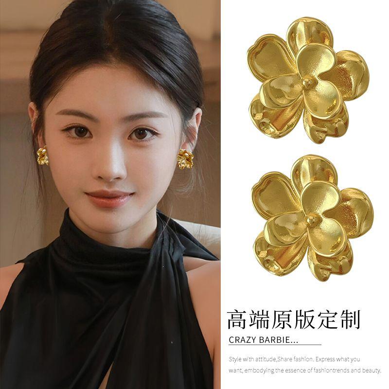 

Accessible Luxury Golden Retro Fancy Ornament Best Selling Flowers Golden Flower Earrings