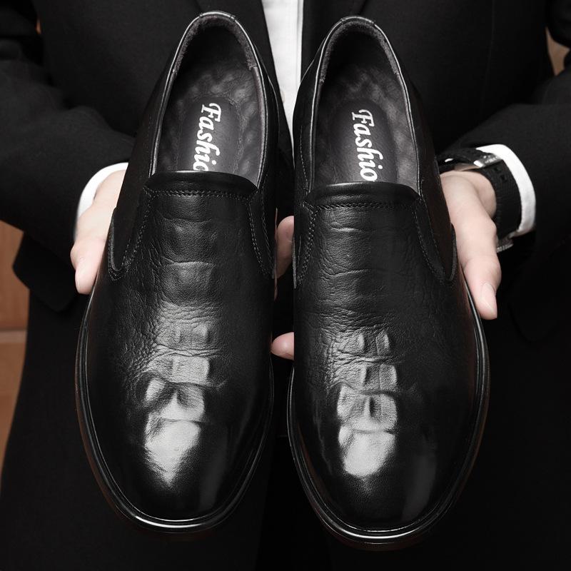 

Мужская обувь 2025 года, лето, новые джентльменские легкие роскошные деловые туфли из кожи в корейском стиле, черные повседневные свадебные туфли с острым носком 38