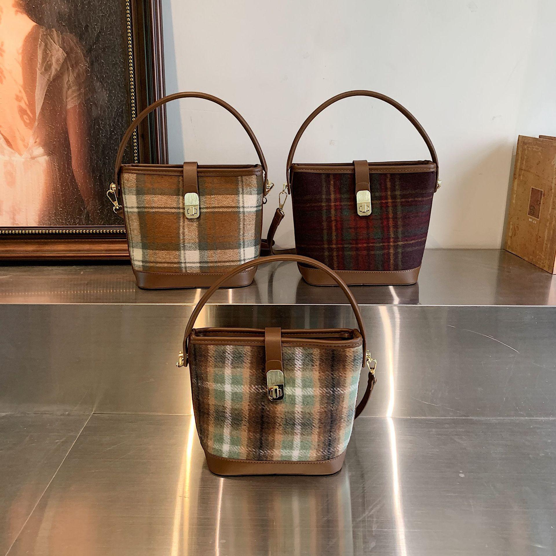

2025 winter new trend college wind woolen bucket bag retro niche commuter shoulder bag коричневый