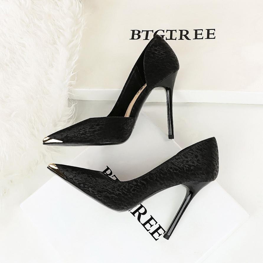 Spitze, spitz zulaufende, flache, ausgehöhlte High Heels für Damen, dünne Absätze, dekorative Metallsilberschuhe