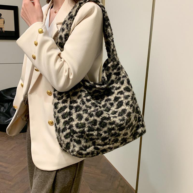 Stylish Black And Green Retro Tote Bag For Women With Unique Design And Cozy Material
