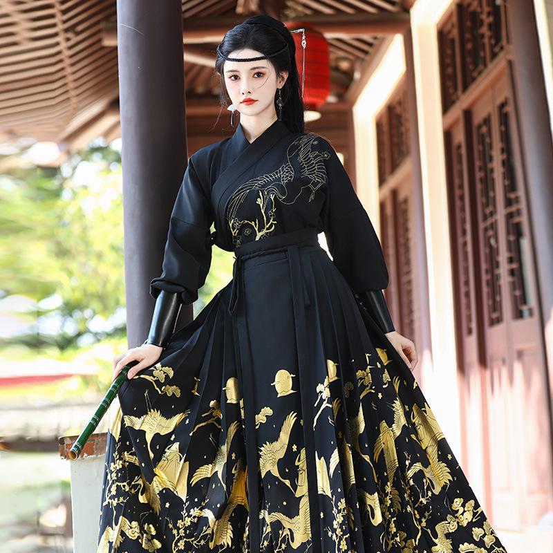 

Элегантный черный ханьфу: Дизайн с журавлями с золотым тиснением, Комплект больших размеров для пары, Традиционная китайская юбка для женщин 4XL