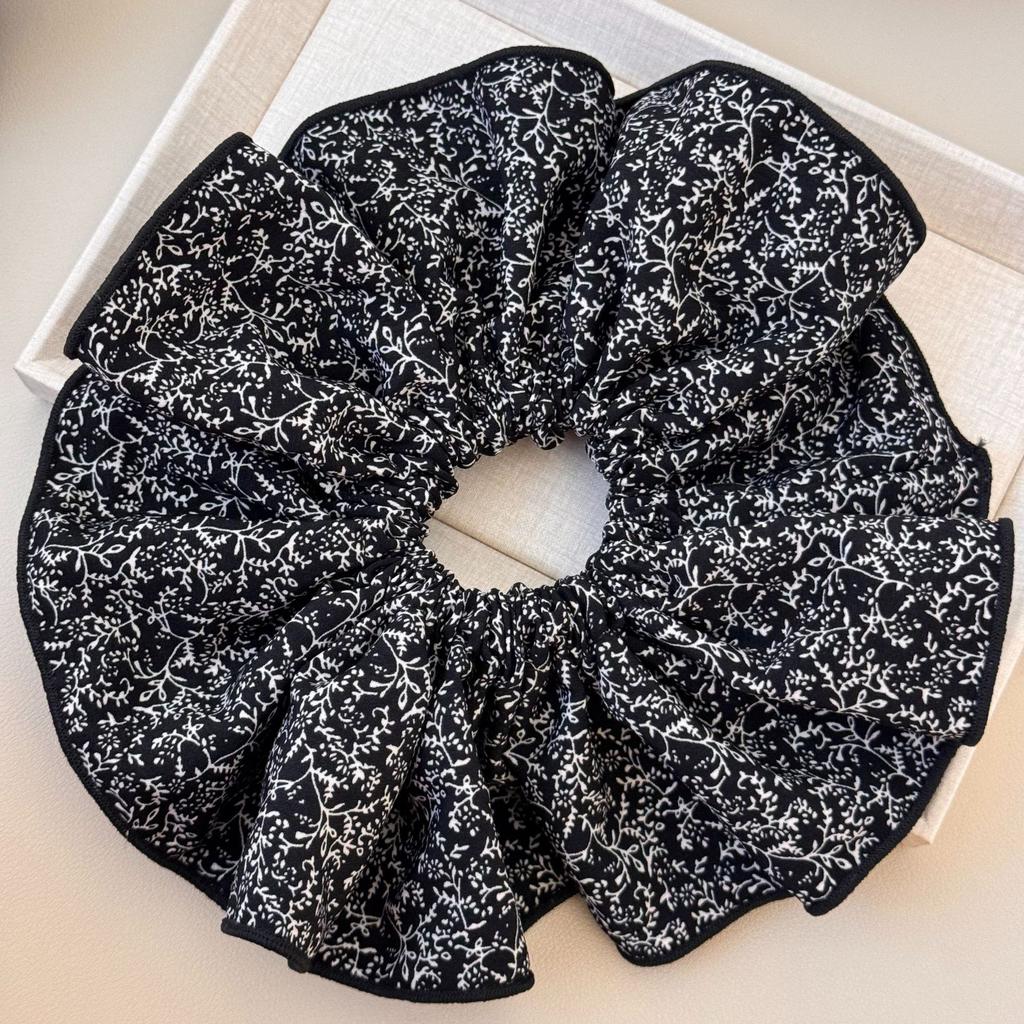 The Floral Large Intestine Hair Tie Is A Laid-back and Feminine Style with A Fabric Hair Tie for Tying Hair