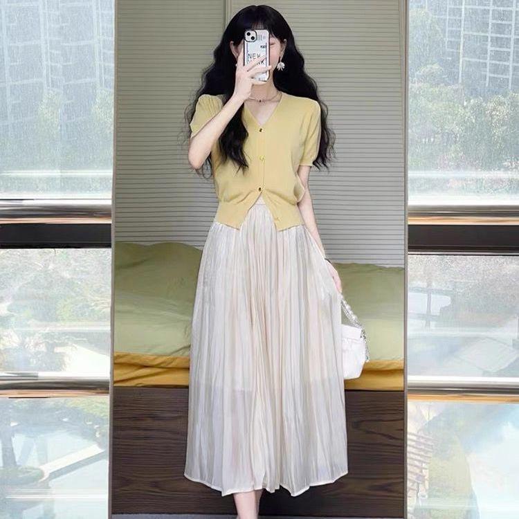 

Tea-Toned Summer Chubby Chic Outfit for Petite Women Yellow Cardigan