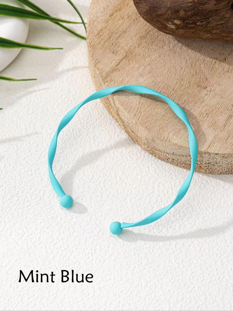 A French-Style Retro Twisted Möbius Silver Bracelet, Minimalist European and American Style Open Bracelet, Unique Design Versatile Commuter Accesso