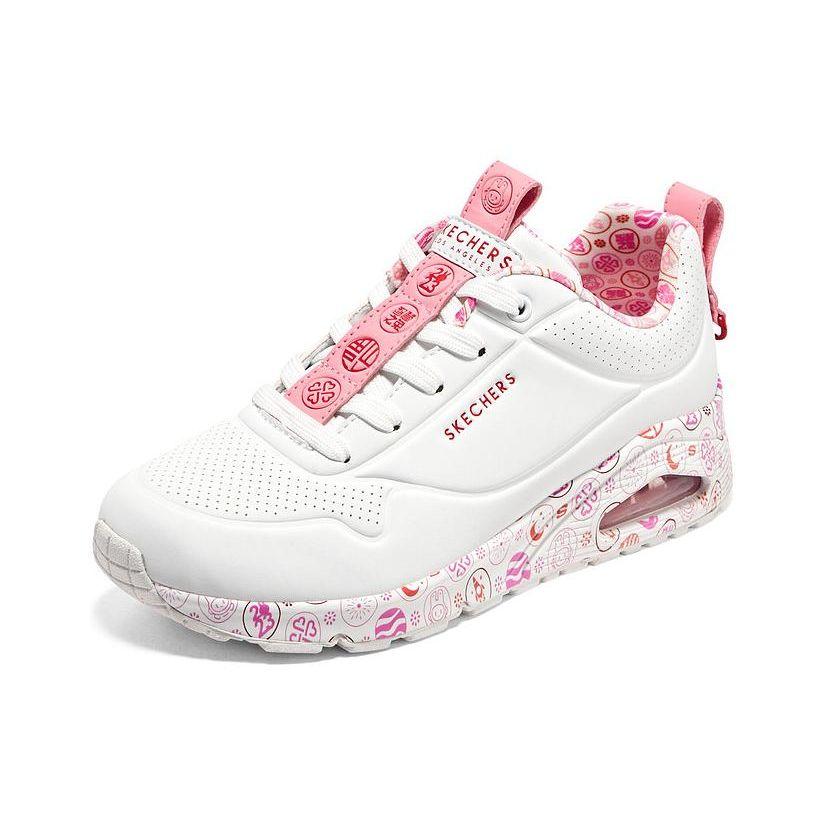Skechers Neujahrsserie Lederstoff Synthetikleder 2023 CNY Sport Komfort Niedrig geschnittene Freizeitschuhe Damensneaker Weiß Rosa 896164-WPK