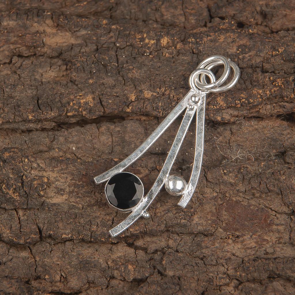 Biżuteria Srebrna z Kamieniem Czarny Onyks, Srebrny Wisiorek Próby 925, Ręcznie Robiony Designerski Wisiorek z Onyksem, Prezent dla Katolików
