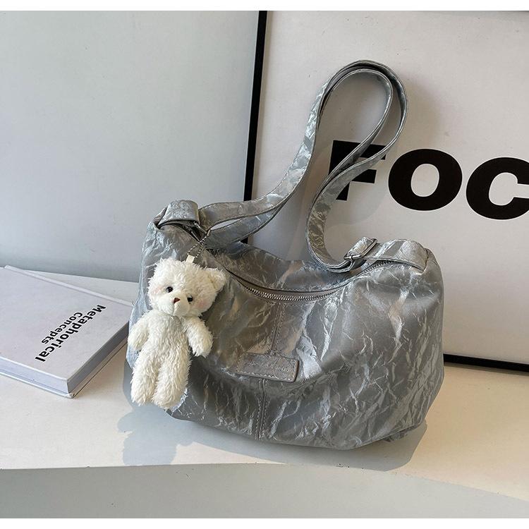 

Student casual tote bag women s new trendy Korean version fashion versatile commuter large capacity shoulder messenger bag No pendant серебряный серый