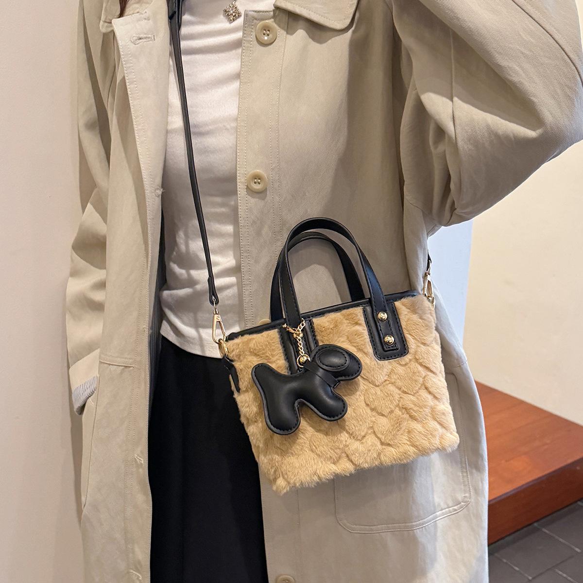 

Soft Plush Women s Bucket Shoulder Bags Heart Furry Ladies Handle Messenger Bag Winter Fluffy Female Handbags with Cute Pendant