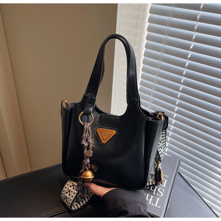 

Новая ретро сумка через плечо женская модная ручная сумка текстурная повседневная простая сумка-мессенджер single package чёрный