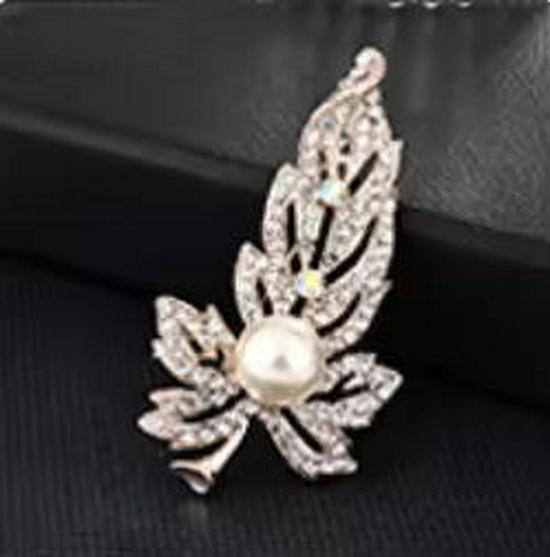 High-End Korean Alloy Scarf Buckle with Diamond, Pearl, and Brooch Pin Accessories