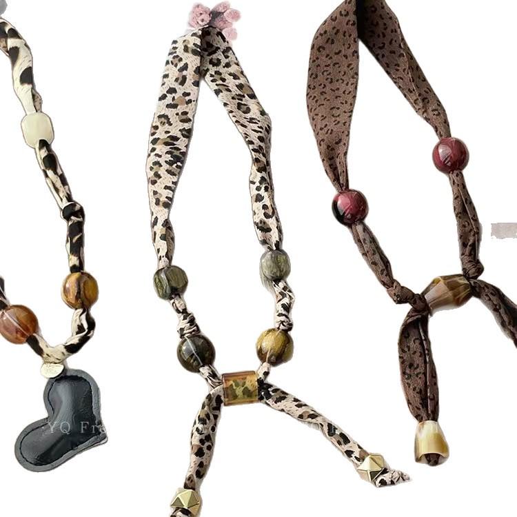 Colier-Eșarfă Retro cu Imprimeu Leopard și Mărgele pentru Femei - Accesoriu Lanț Reglabil pentru Pulover