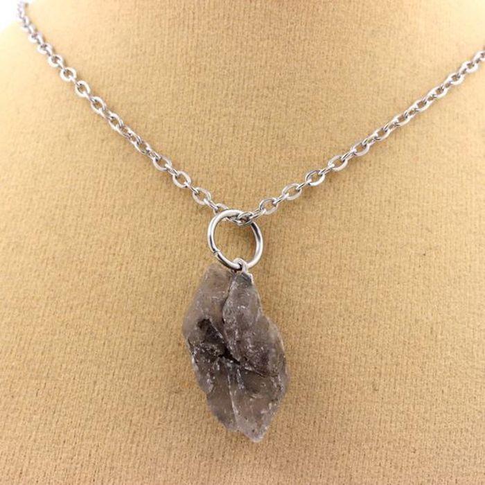 Pierres et Minéraux. Collier Gypse brut. 12.14 ct. Marcieu, Isère, France.