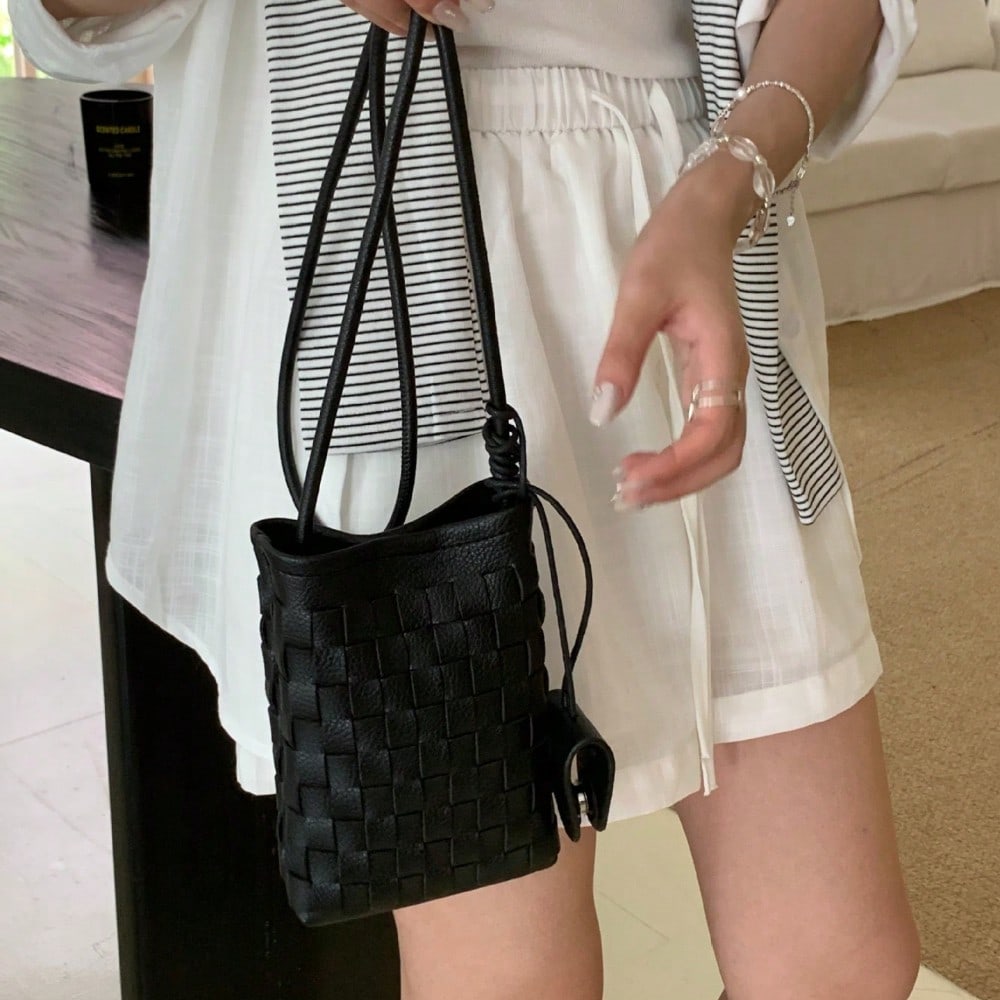 Version Coréenne Sac Messager Léger Tissé en Cuir Souple Rétro et Littéraire pour Téléphone Portable Sac Mini Simple Décontracté Polyvalent pour la Marche Femmes Black multicolore