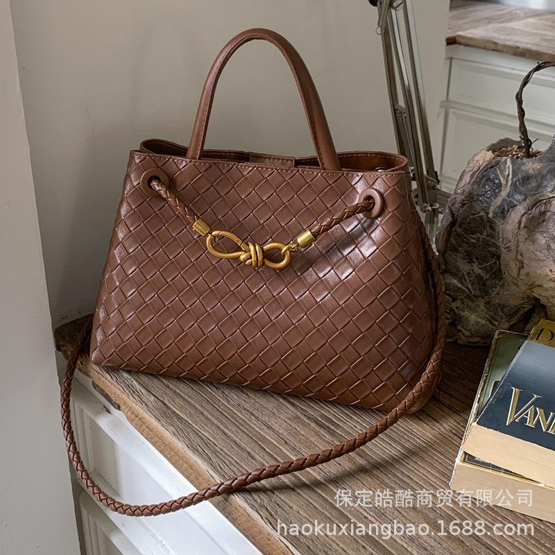 This Year, the Popular Super-hot Small Bag Women's 2025 New Autumn and Winter Versatile Messenger Bag Portable Commuter Bucket Bag