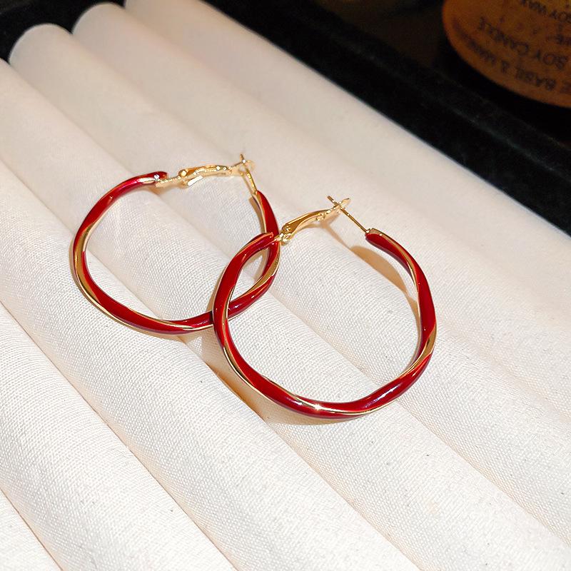 Boucles d'oreilles créoles Ankara Red Silver Needle Drip Oil: Style Rétro Hong Kongais pour Femmes, Polyvalent, avec un Design Unique.