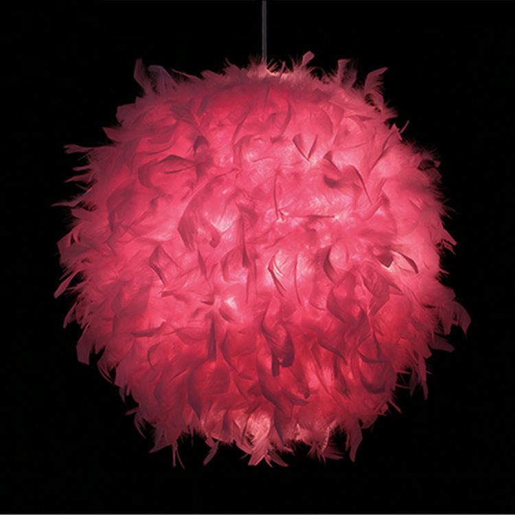 Bílý peříčkový kulový lustr - Kreativní dekorativní osvětlení pro ložnice a obývací pokoje.