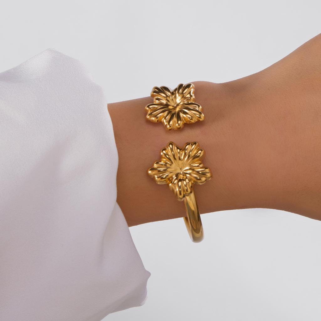 New Classic Sun Moon Pattern Open Bangles Bracelet For Women Gold Color Stainless Steel Heart Cuff Bracelet Hand Ornament Gift