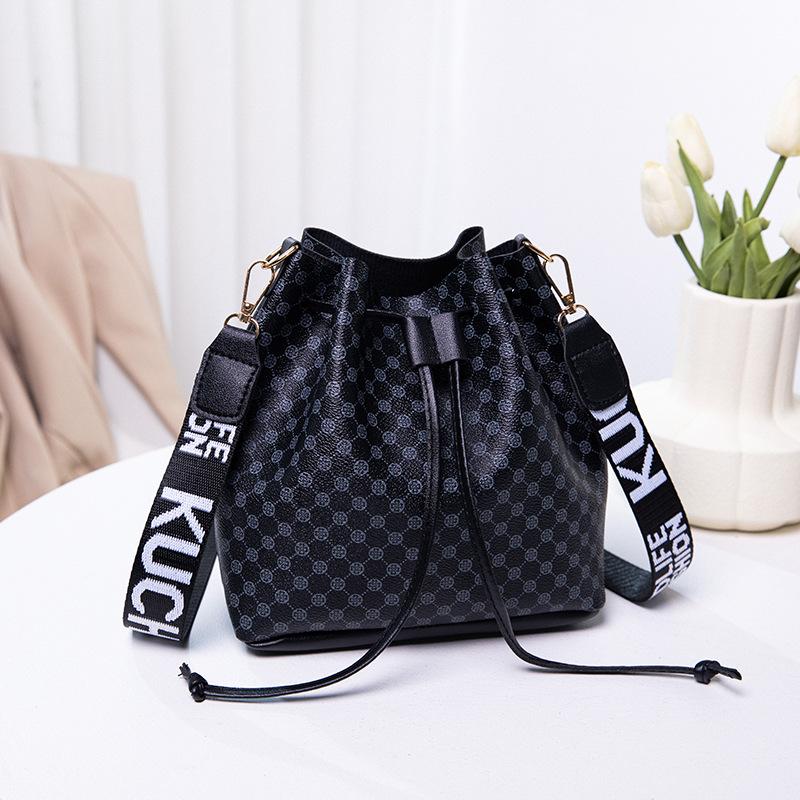 Retro One-shoulder Crossbody Bucket Bag, a New Pumping Belt Casual Women's Bag.